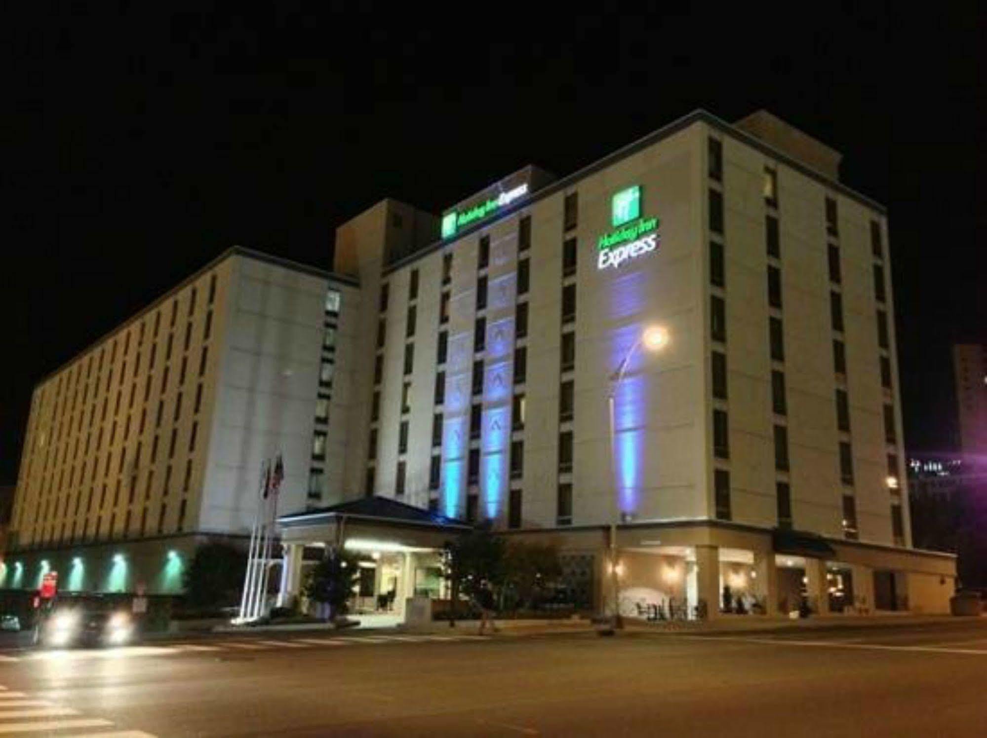 ホテル ホリデイ イン エクスプレス ナッシュビル ダウンタウン カンファレンス センター エクステリア 写真